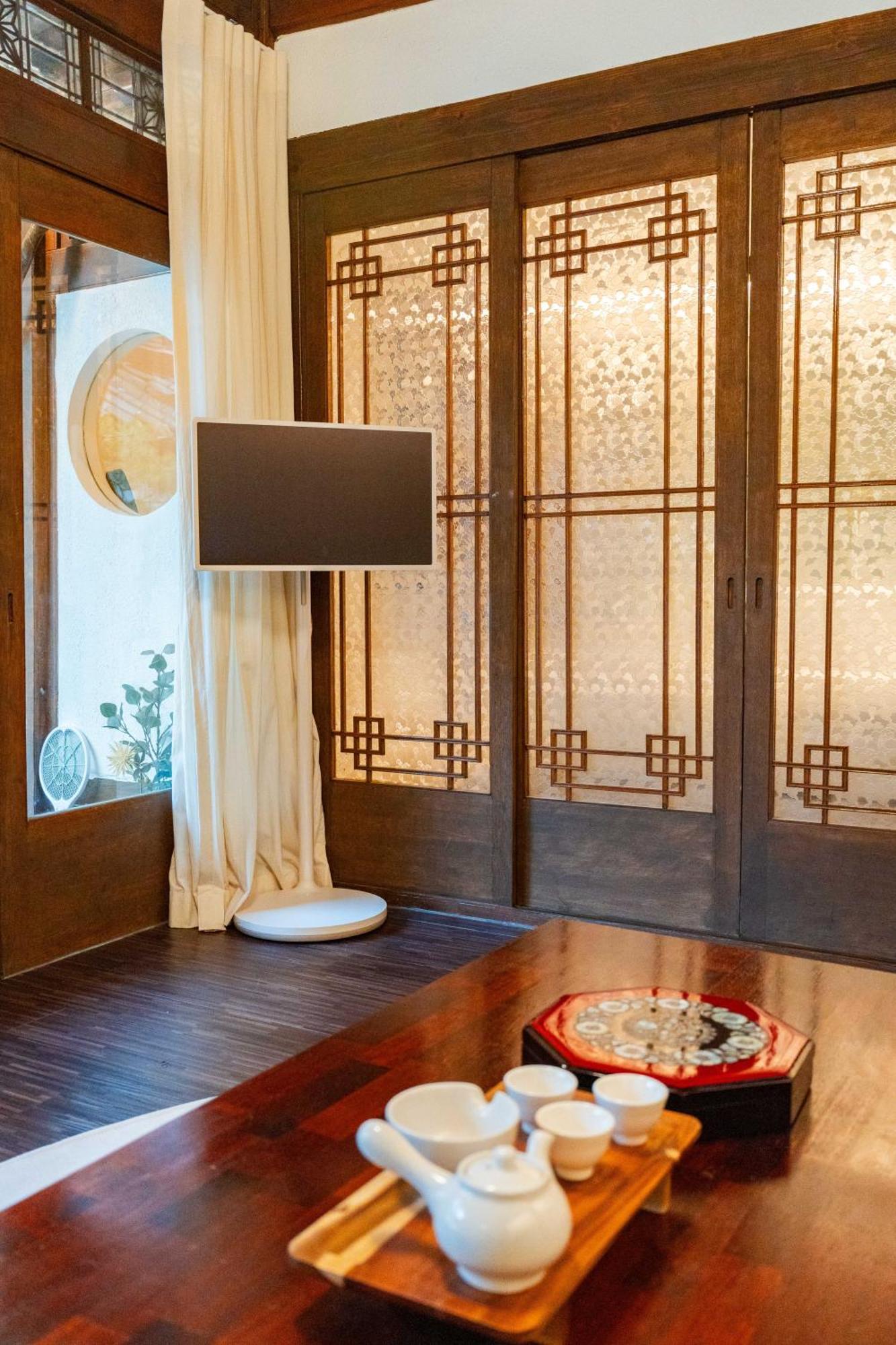 Cheongbaek House *