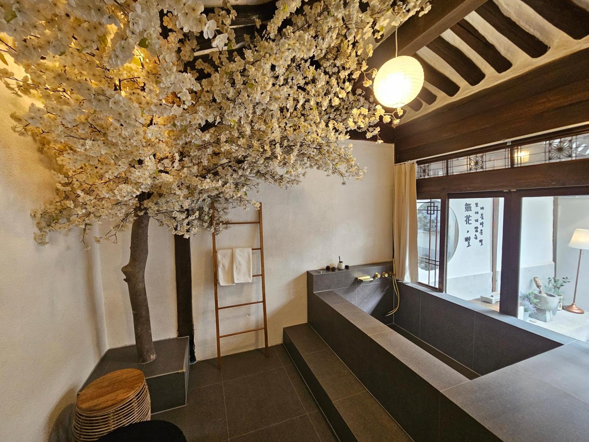 Cheongbaek House Apartment